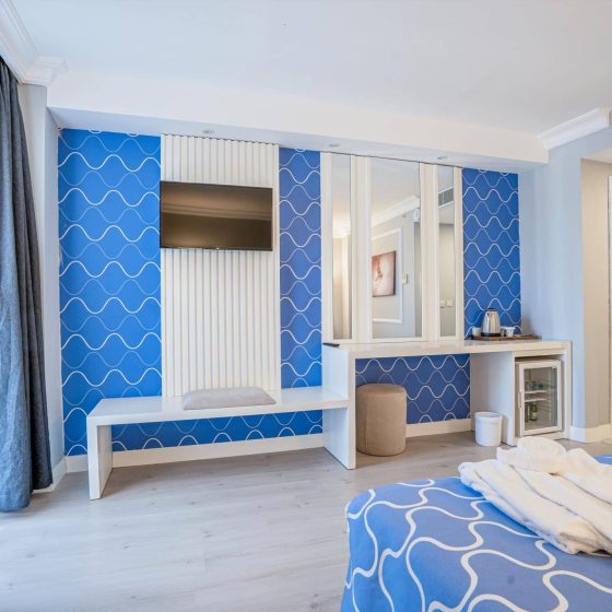 10-hotel-room