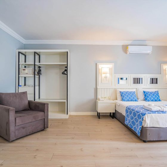 11-hotel-room
