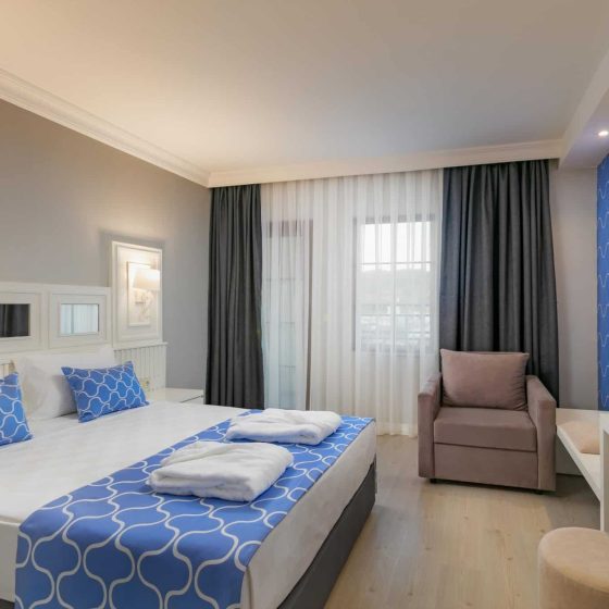 12-hotel-room