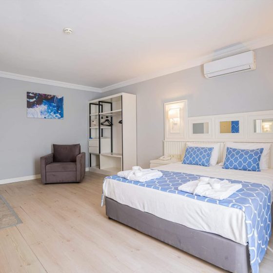 13-hotel-room