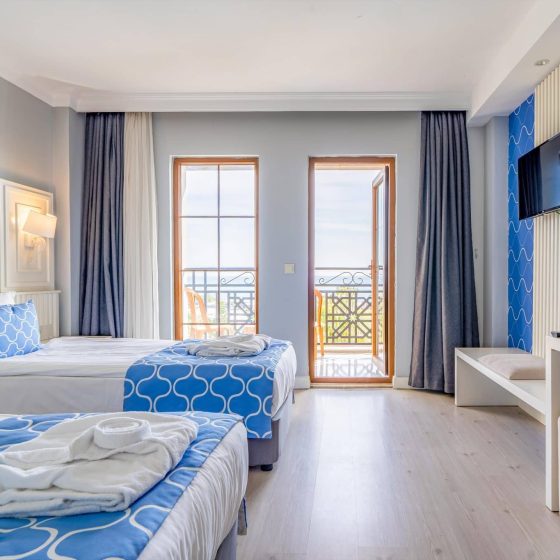 14-hotel-room