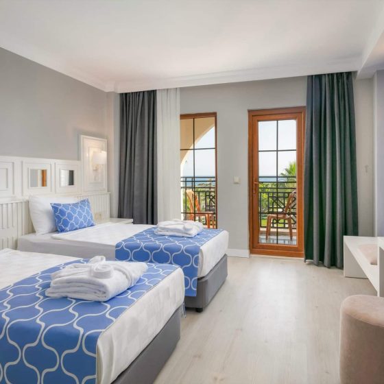 16-hotel-room