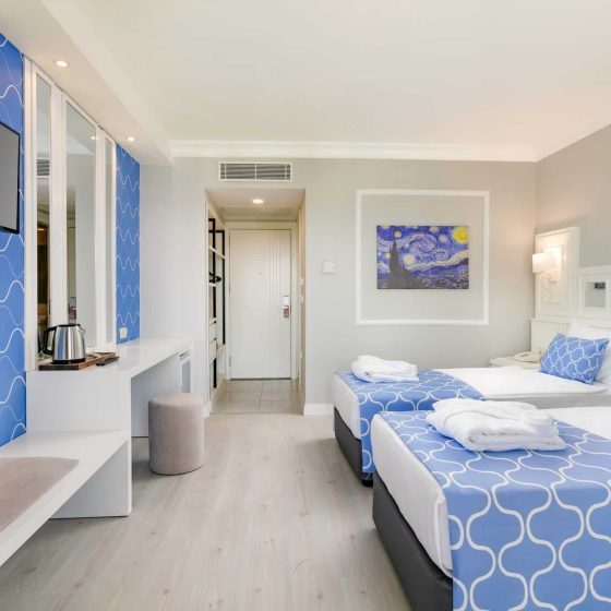 18-hotel-room