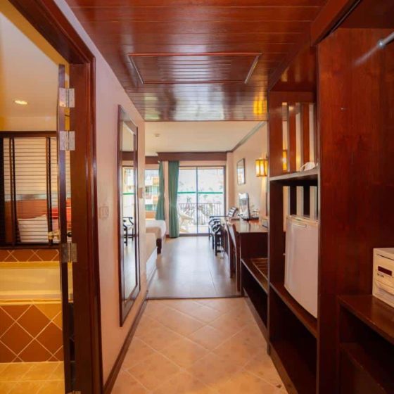 Baumanburi Hotel Patong 32