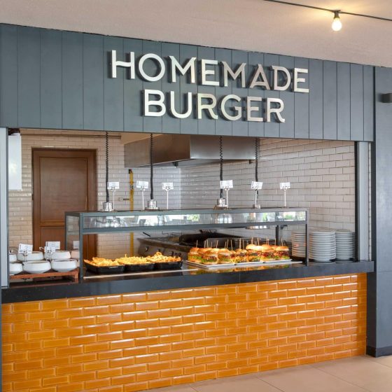 foodcourtareahommeadeburger_1
