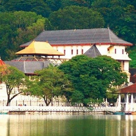 kandy-lake-and-the-temple